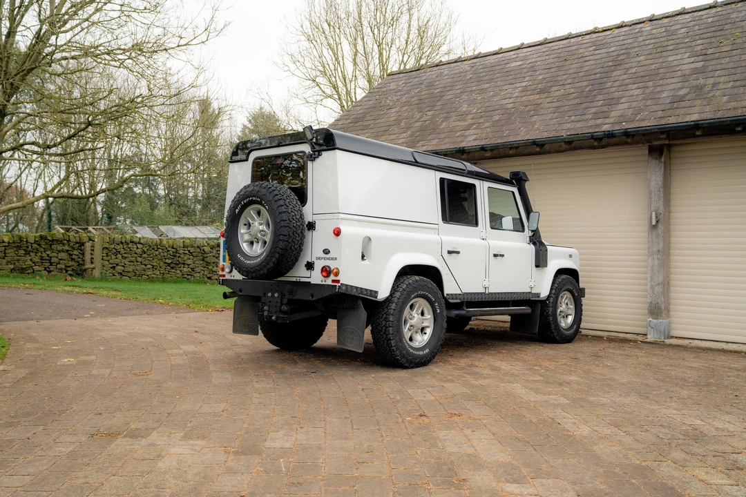 2015 Land Rover Defender 110 - Image 7 of 31