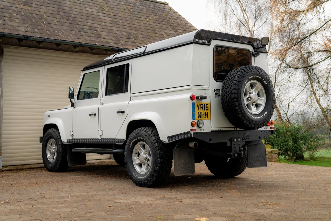 2015 Land Rover Defender 110 - Image 5 of 31