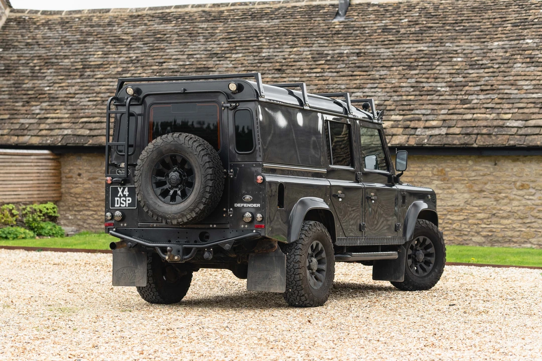 2015 Land Rover Defender 110 - Image 5 of 31