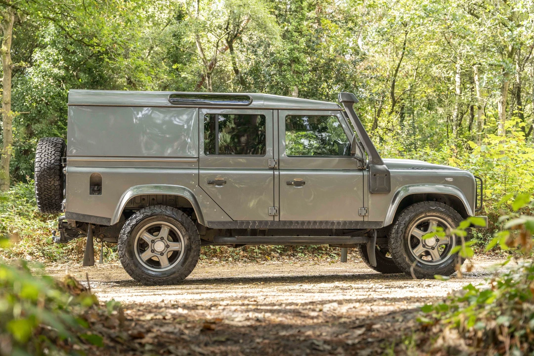 2013 Land Rover Defender 110 - Image 4 of 31