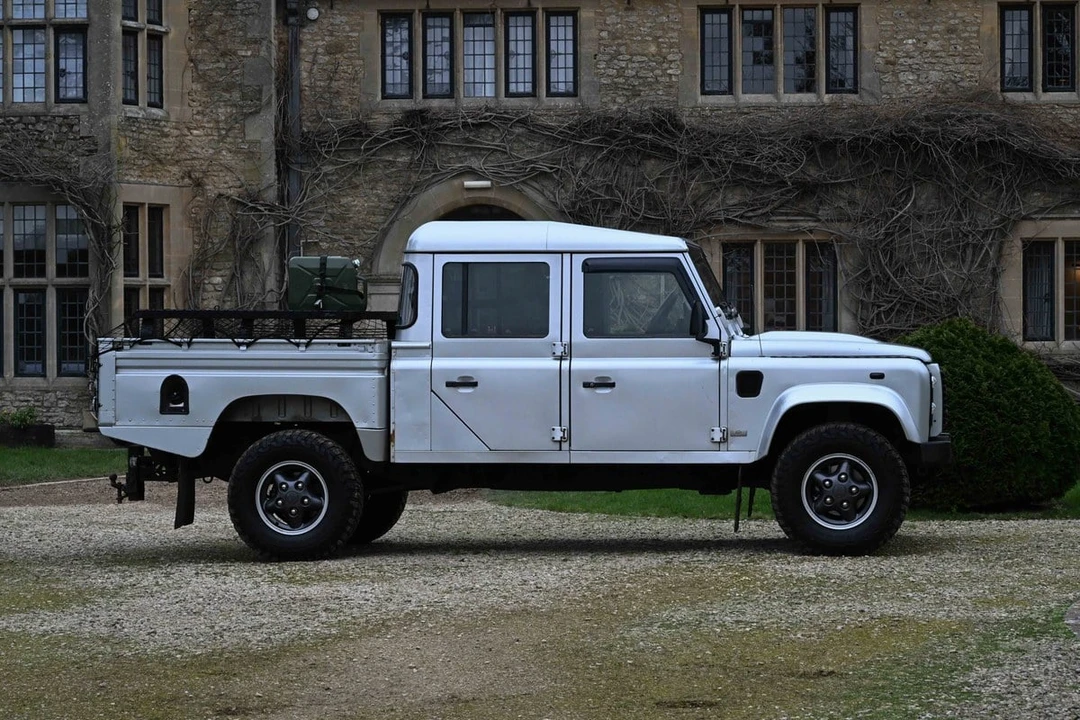 2015 Land Rover Defender 130 - Image 3 of 30