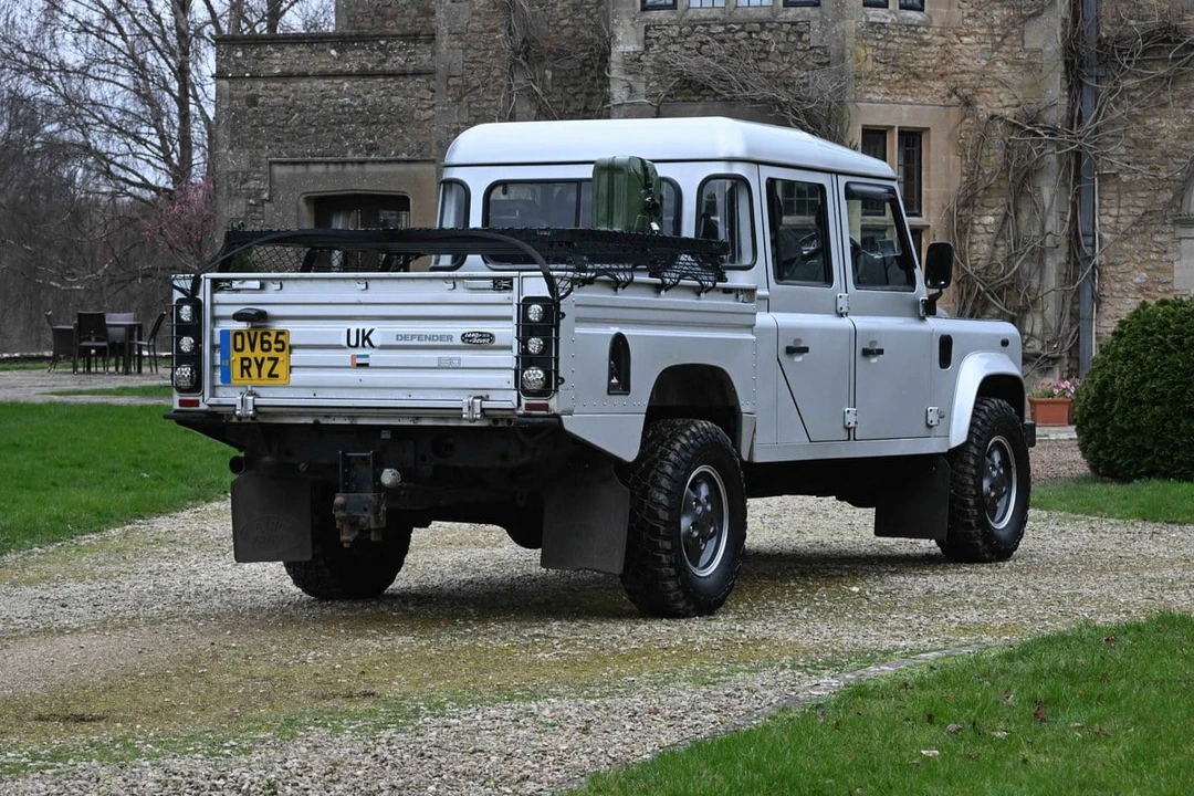2015 Land Rover Defender 130 - Image 6 of 30