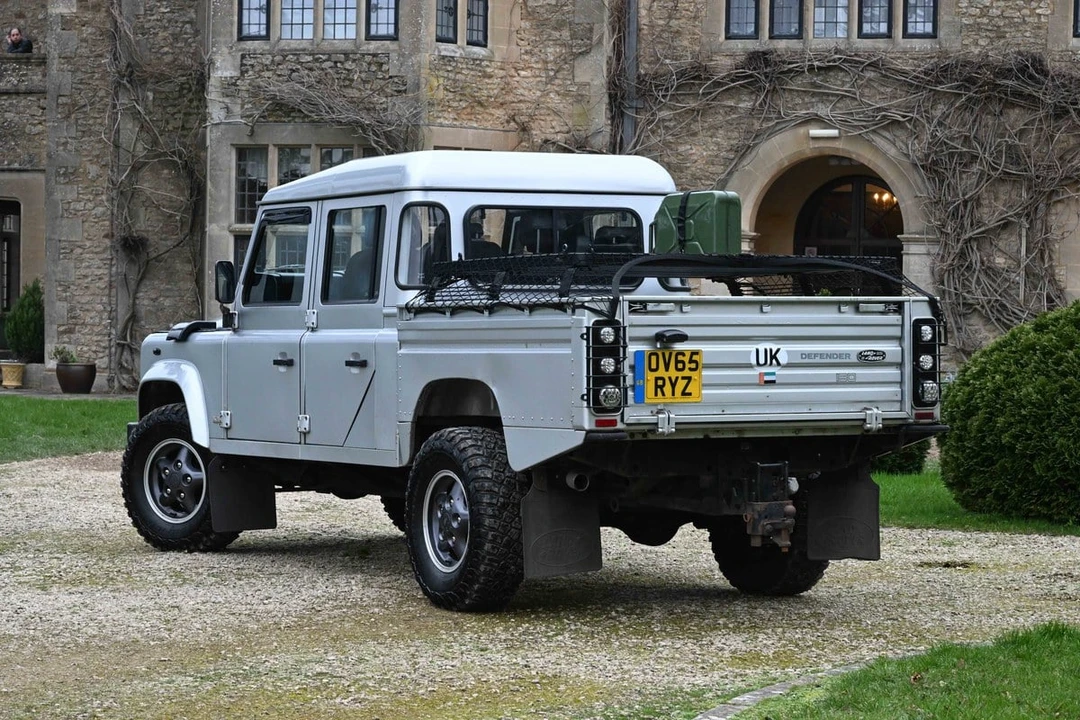 2015 Land Rover Defender 130 - Image 7 of 30