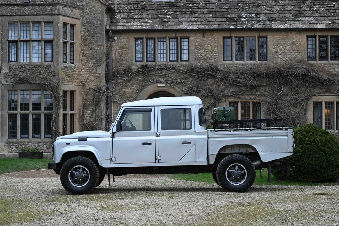 2015 Land Rover Defender 130 - Image 8 of 30