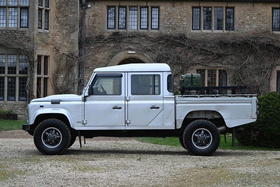 2015 Land Rover Defender 130 - Image 9 of 30