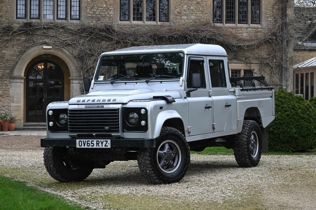 2015 Land Rover Defender 130 - Image 11 of 30