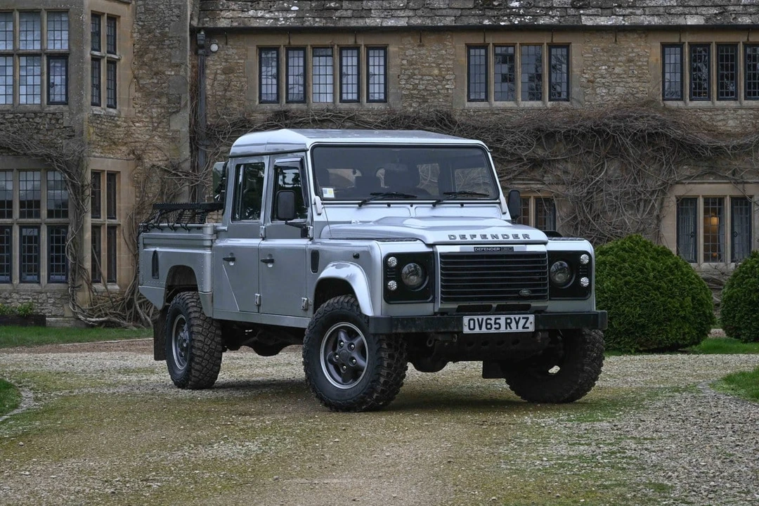 2015 Land Rover Defender 130 - Image 17 of 30