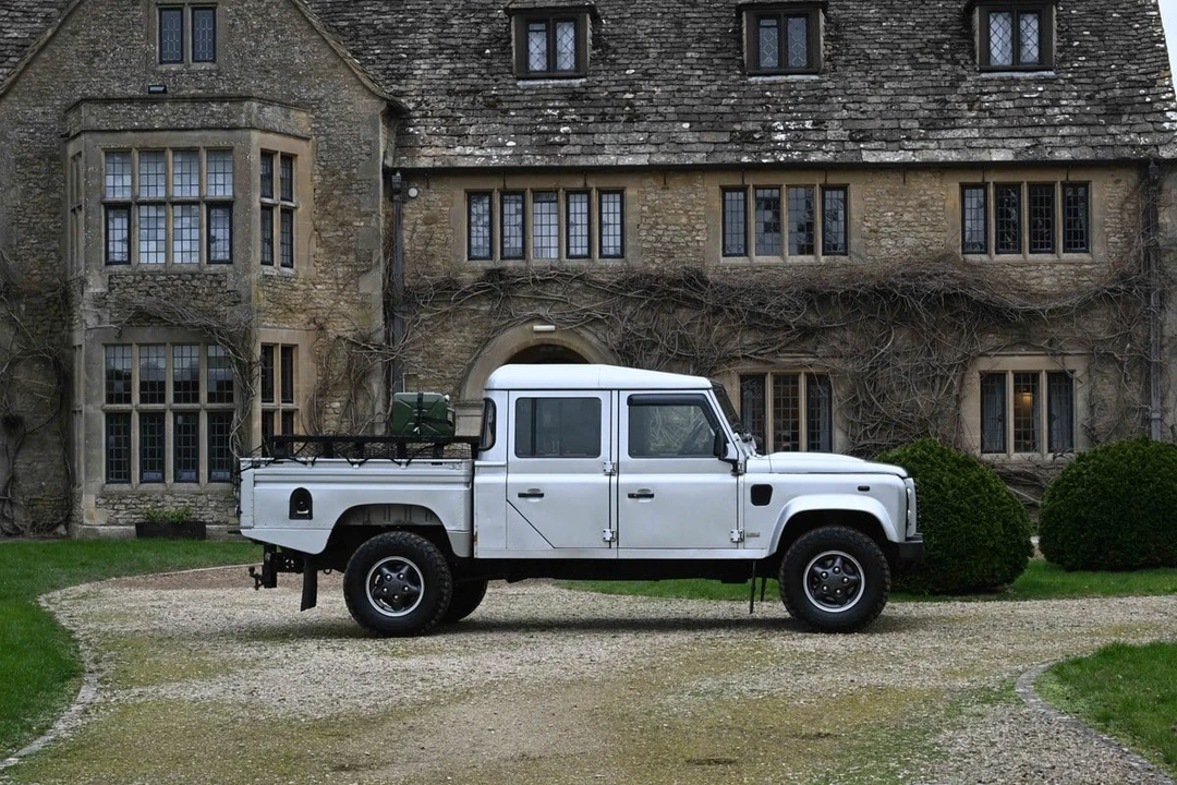 2015 Land Rover Defender 130 - Image 18 of 30