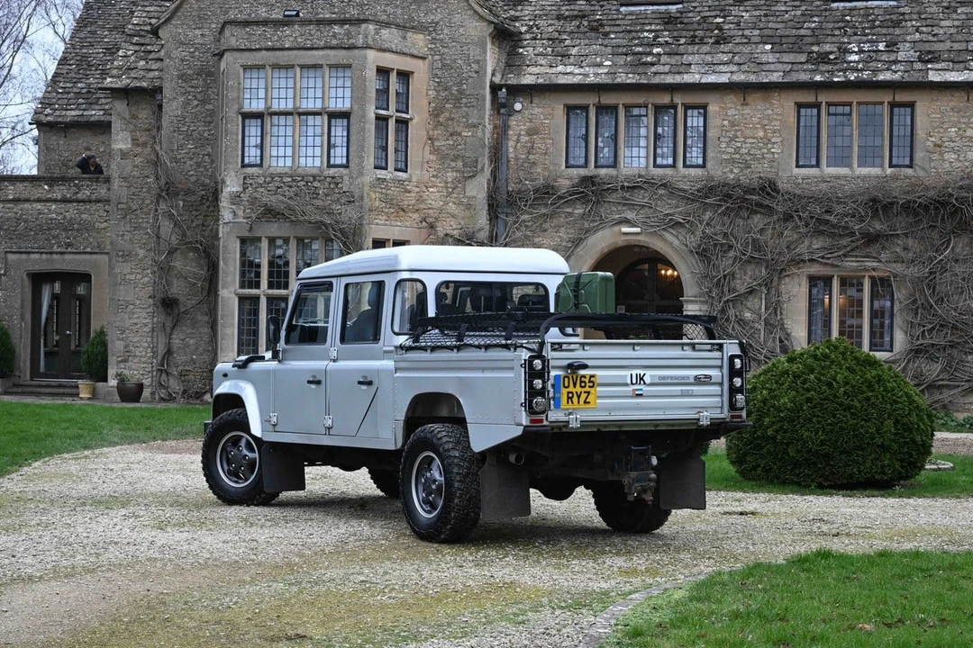 2015 Land Rover Defender 130 - Image 21 of 30