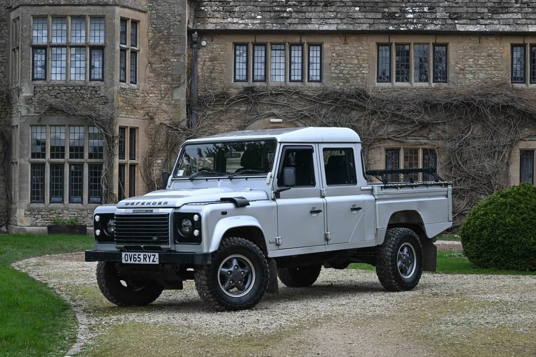 2015 Land Rover Defender 130 - Image 23 of 30