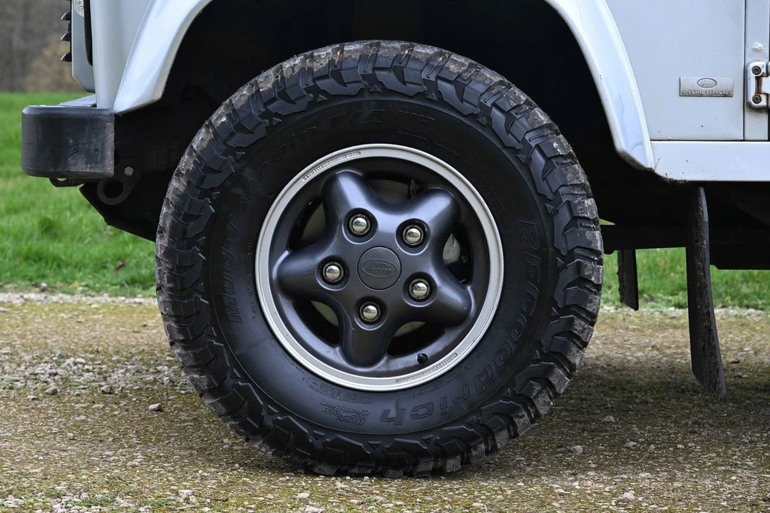 2015 Land Rover Defender 130 - Image 26 of 30