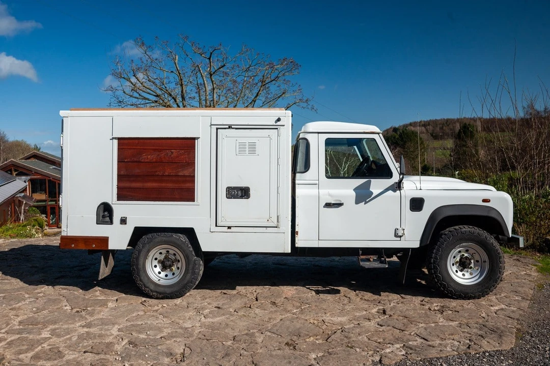 2015 Land Rover Defender 130 - Image 3 of 30