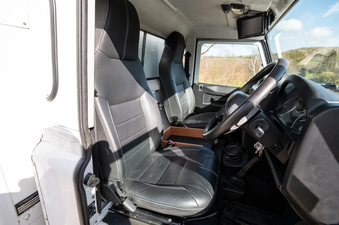 2015 Land Rover Defender 130 - Image 21 of 30