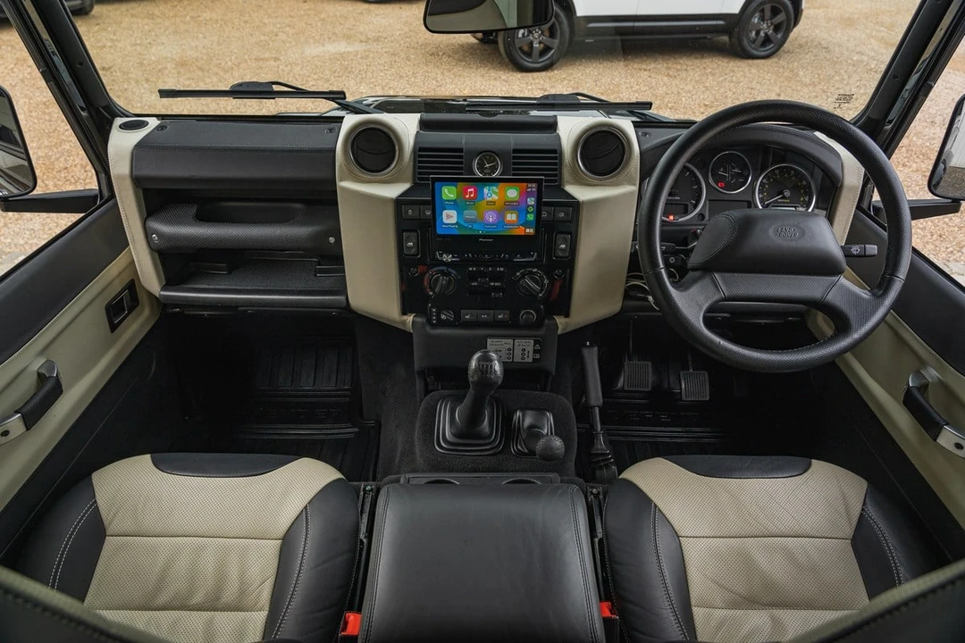 2015 Land Rover Defender 90 - Image 14 of 30