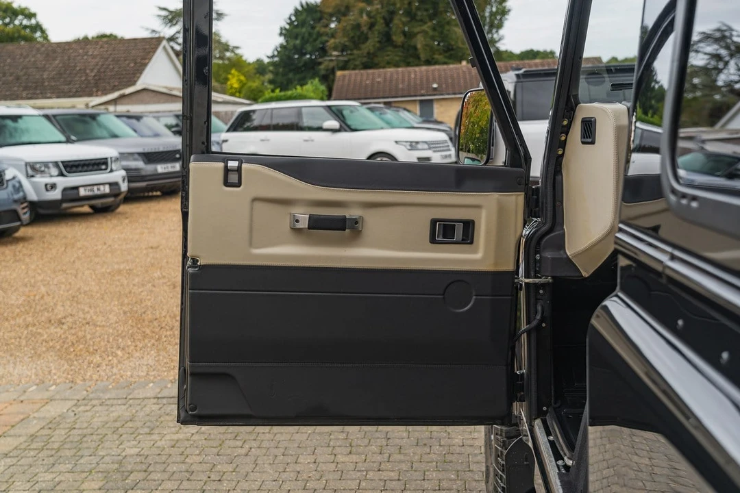 2015 Land Rover Defender 90 - Image 18 of 30