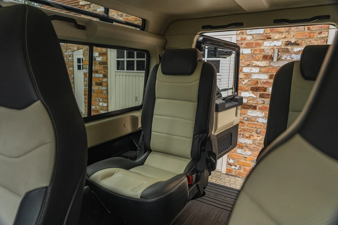 2015 Land Rover Defender 90 - Image 19 of 30