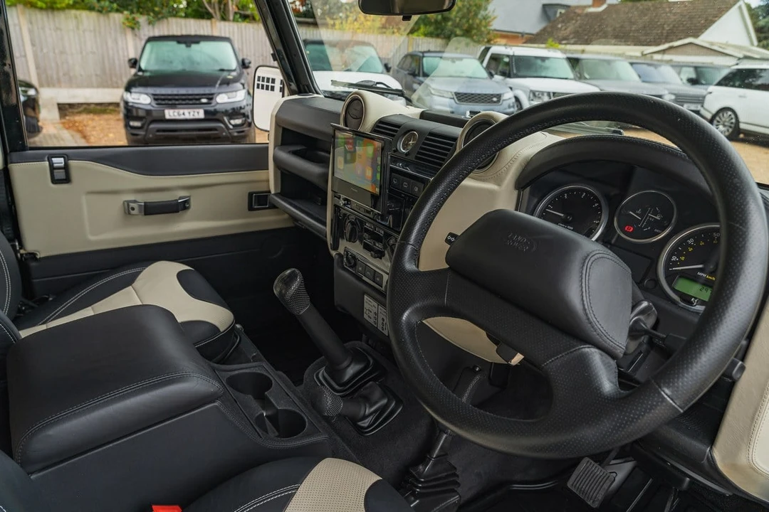 2015 Land Rover Defender 90 - Image 15 of 30
