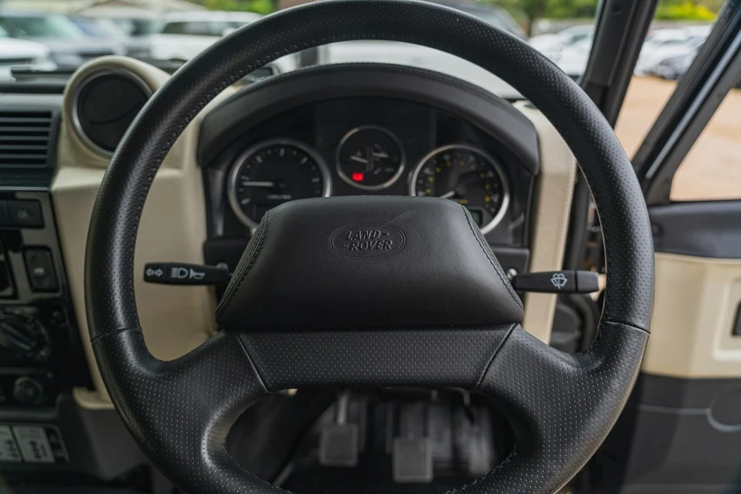 2015 Land Rover Defender 90 - Image 21 of 30