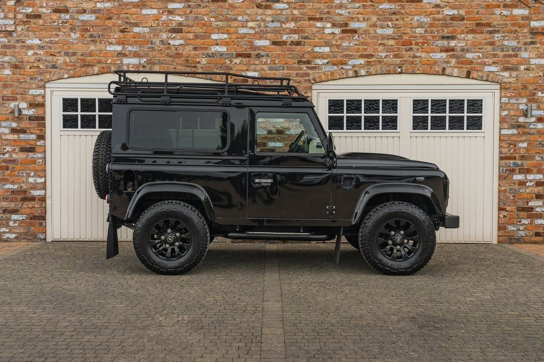 2015 Land Rover Defender 90 - Image 5 of 30