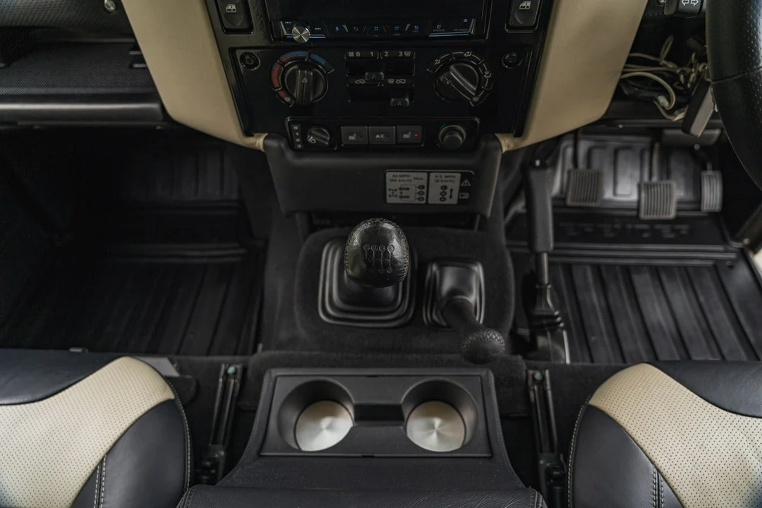 2015 Land Rover Defender 90 - Image 25 of 30