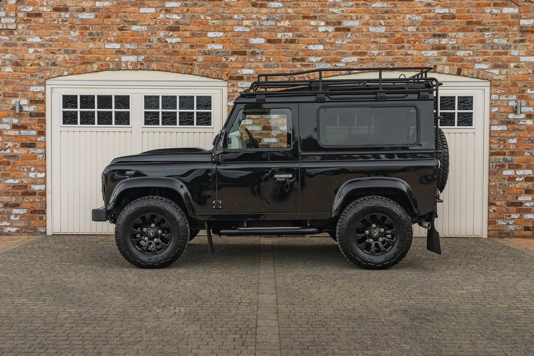 2015 Land Rover Defender 90 - Image 3 of 30
