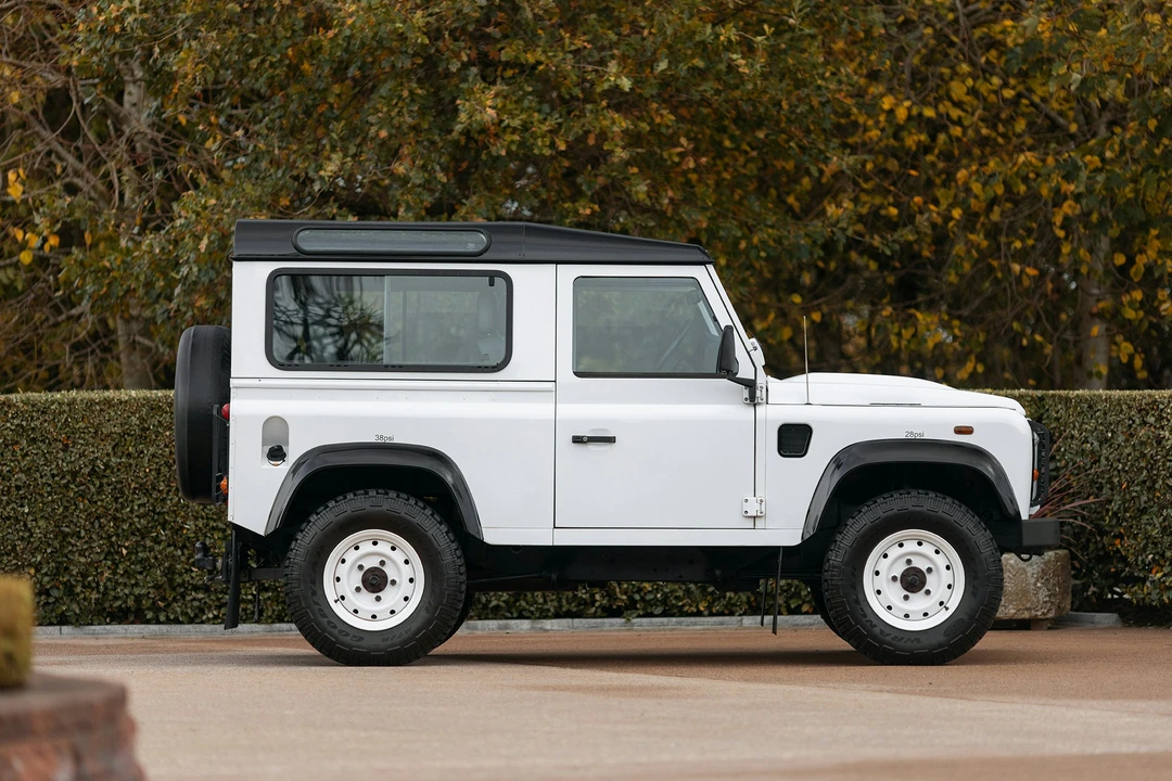 2015 Land Rover Defender 90 - Image 10 of 21