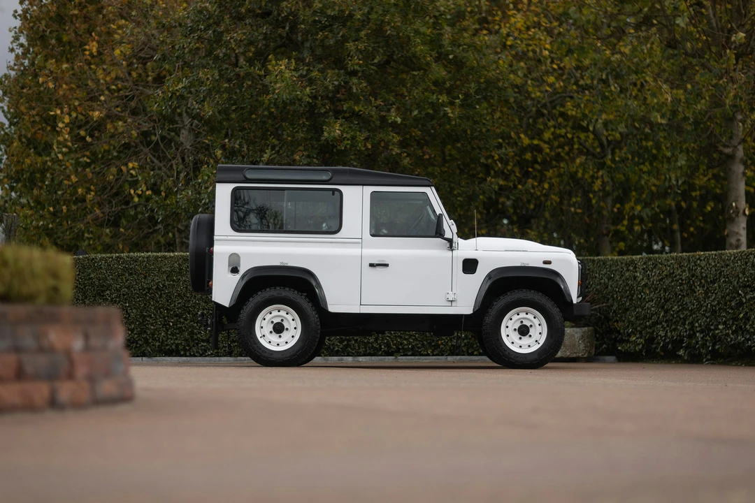2015 Land Rover Defender 90 - Image 19 of 21