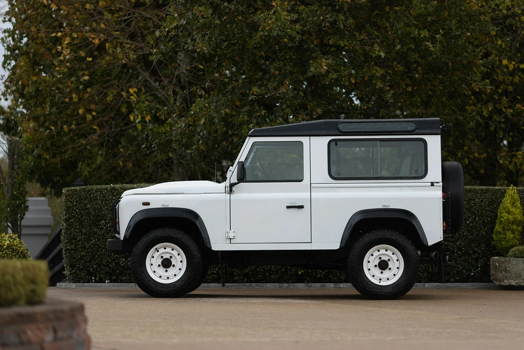 2015 Land Rover Defender 90 - Image 13 of 21