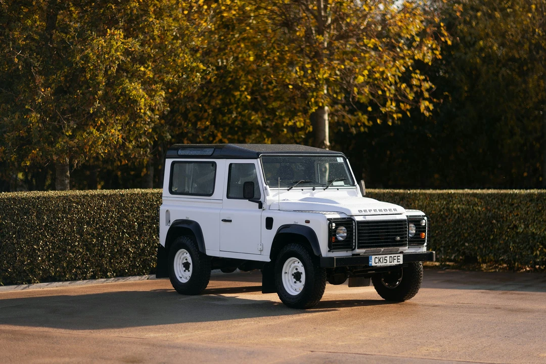 2015 Land Rover Defender 90 - Image 17 of 21