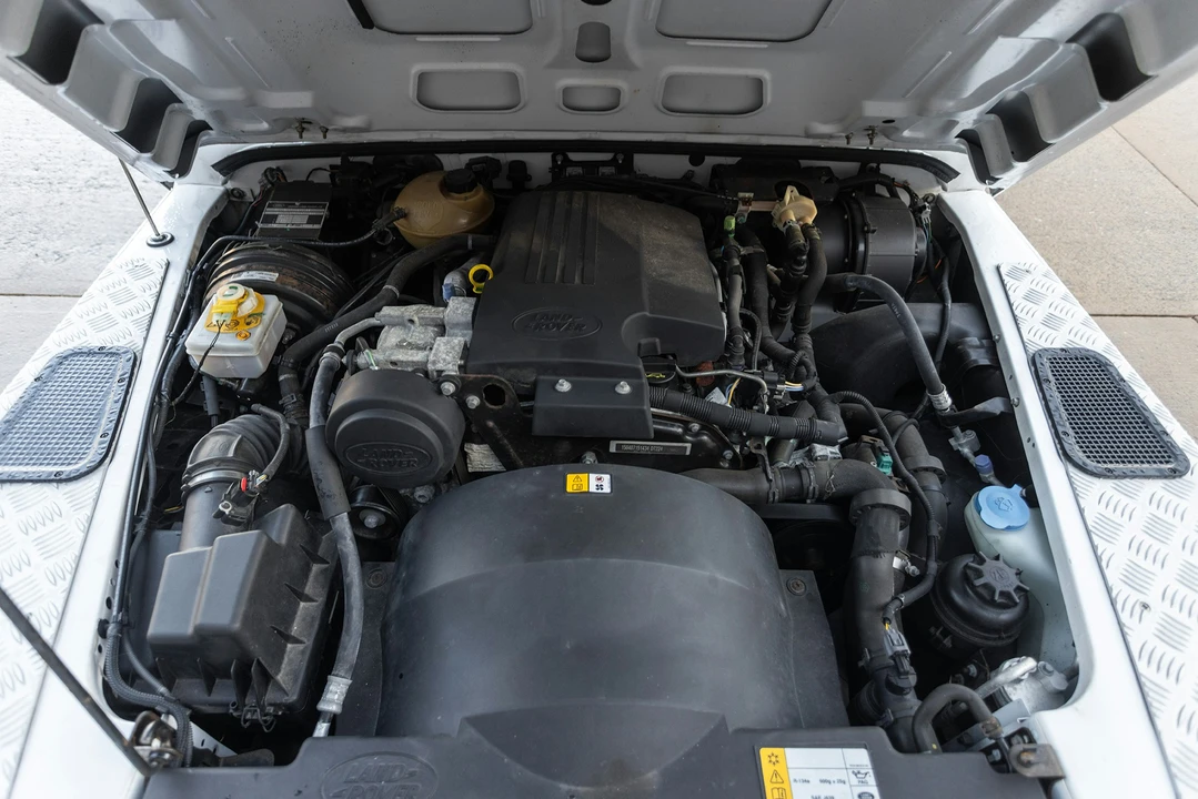 2015 Land Rover Defender 90 - Image 6 of 21