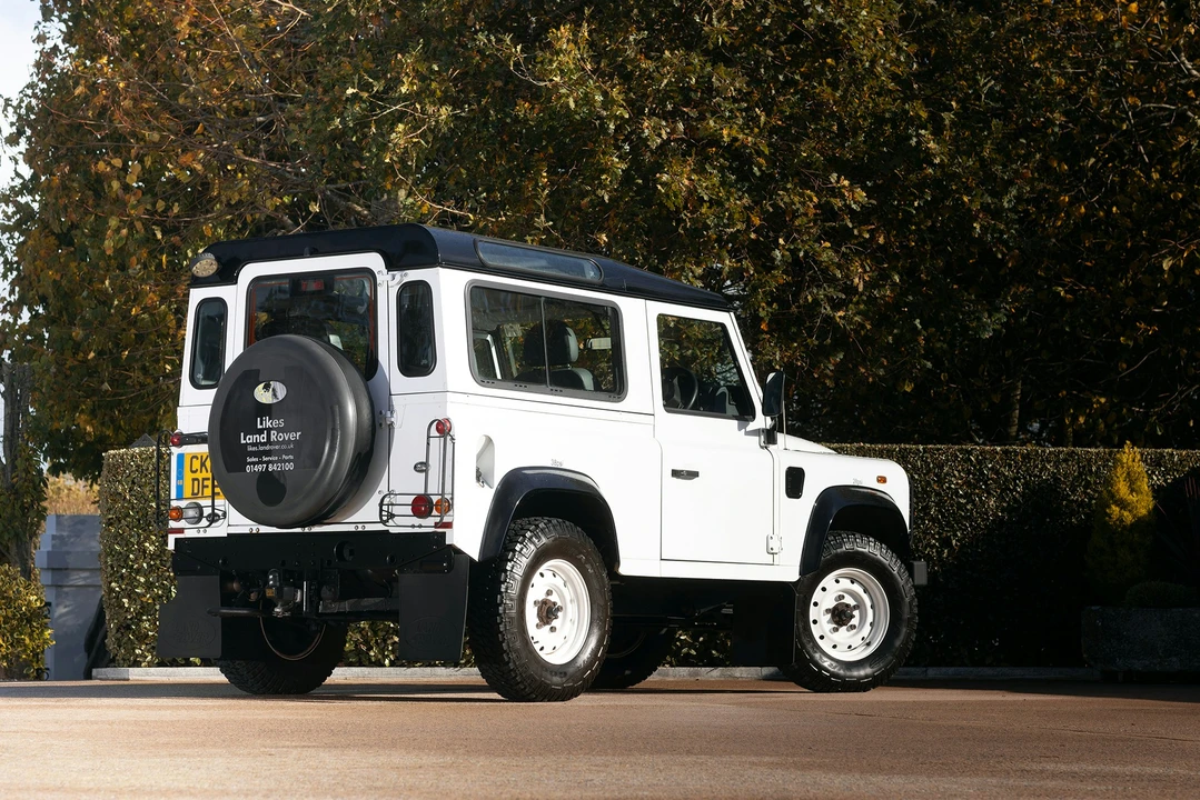 2015 Land Rover Defender 90 - Image 16 of 21