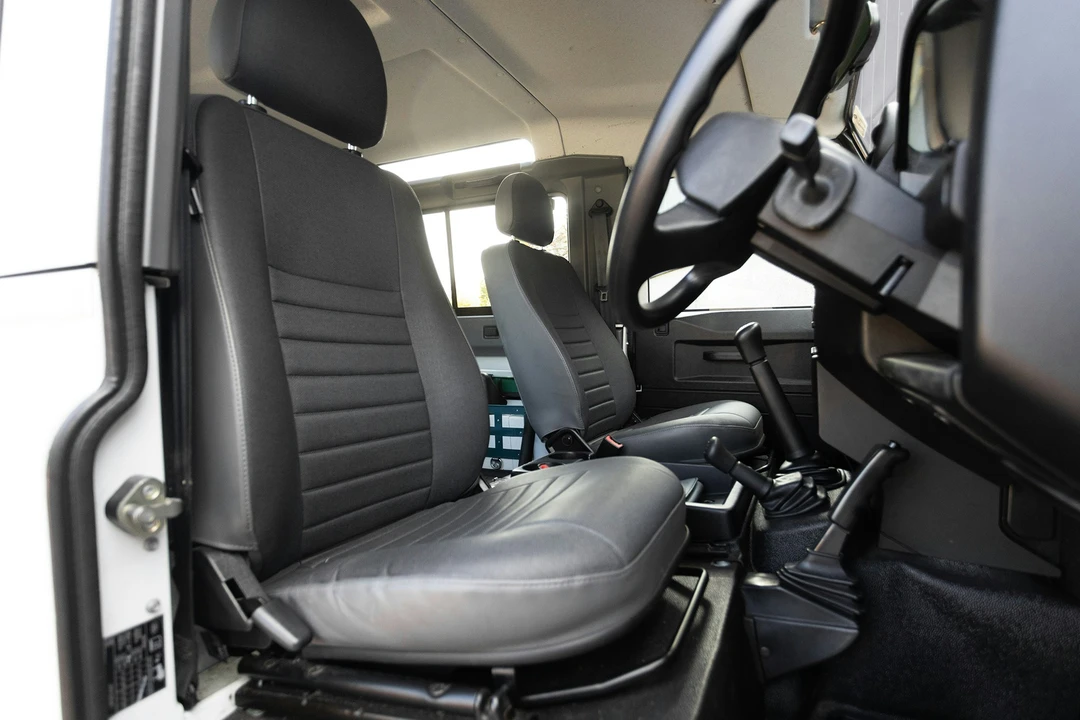 2015 Land Rover Defender 90 - Image 5 of 21