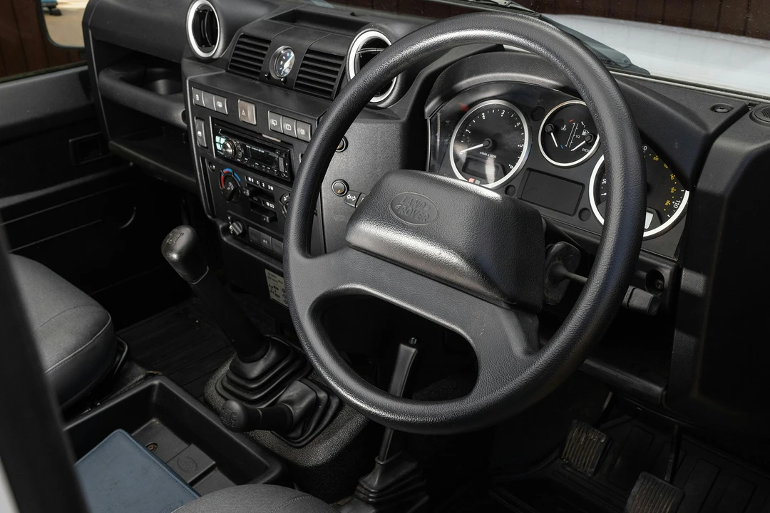 2015 Land Rover Defender 90 - Image 4 of 21