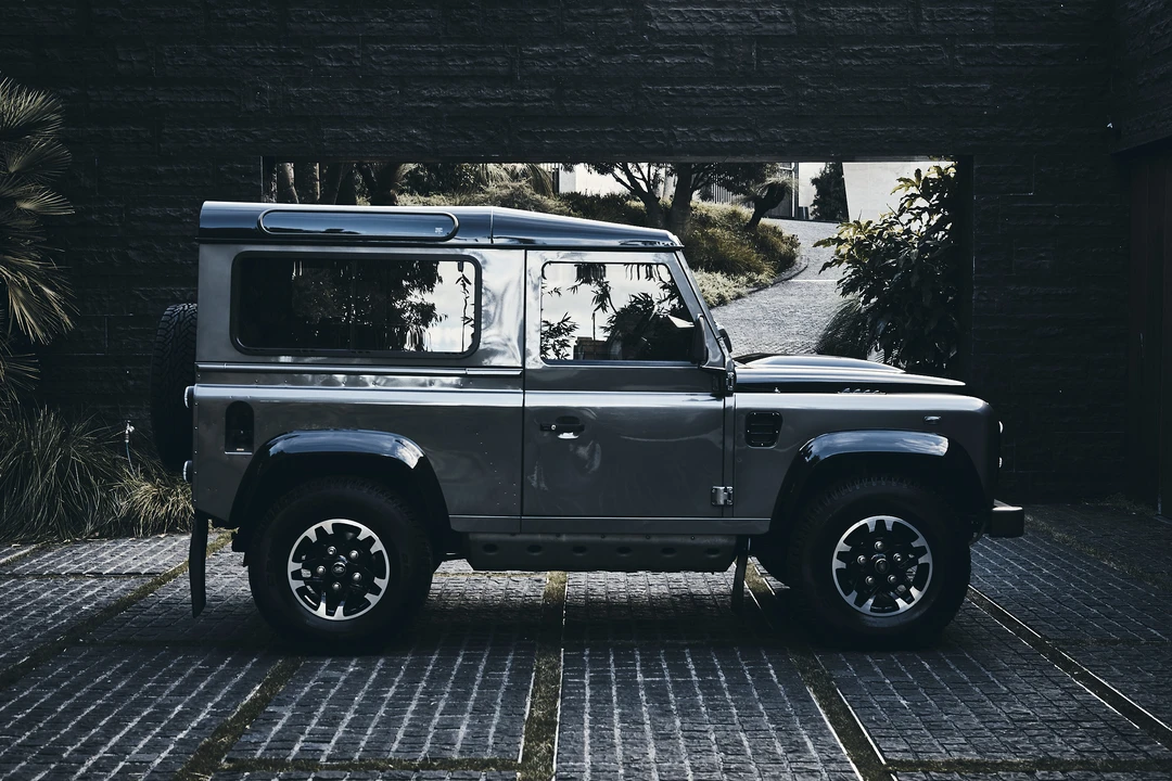 2015 Land Rover Defender 90 - Image 5 of 31