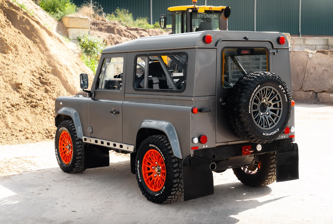 2015 Land Rover Defender 90 - Image 5 of 31