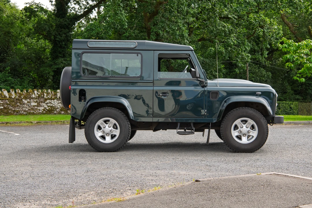 2015 Land Rover Defender 90 - Image 4 of 31