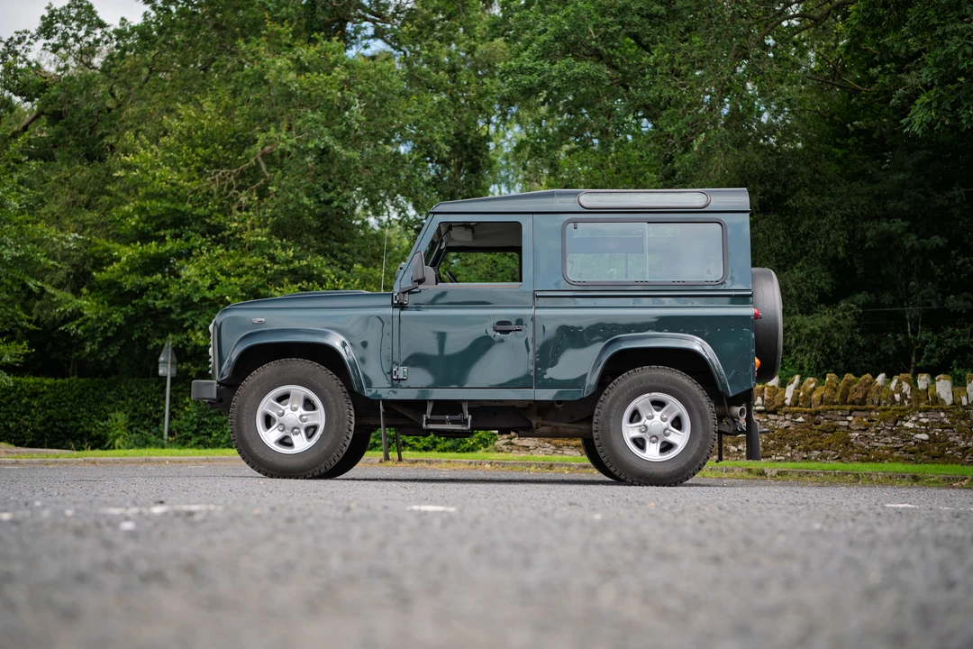 2015 Land Rover Defender 90 - Image 16 of 31