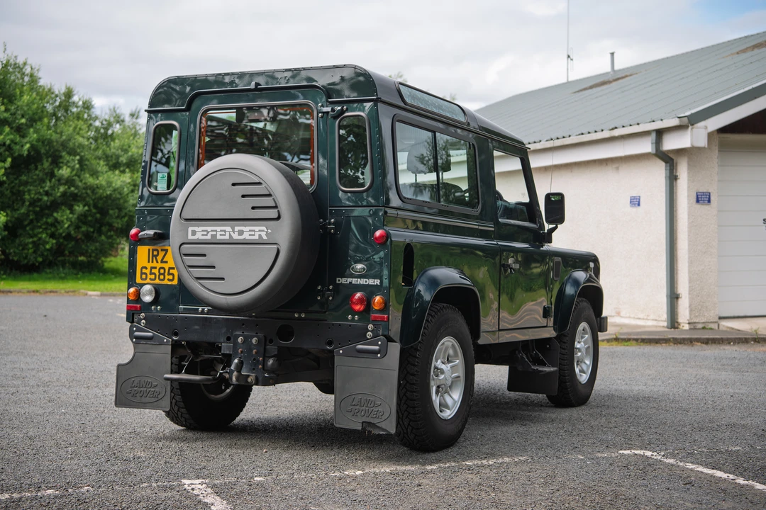 2015 Land Rover Defender 90 - Image 5 of 31