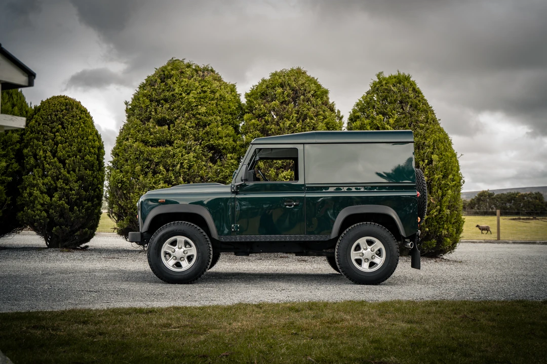 2015 Land Rover Defender 90 - Image 8 of 31