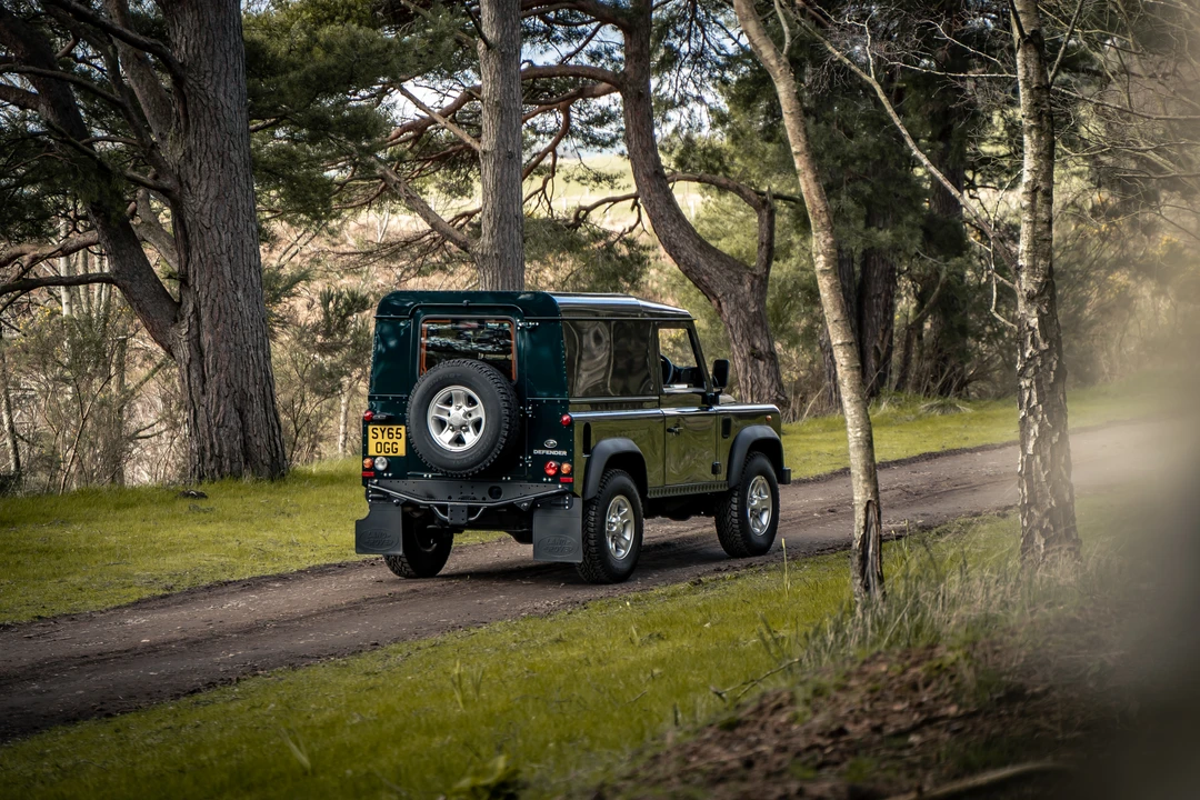 2015 Land Rover Defender 90 - Image 5 of 31