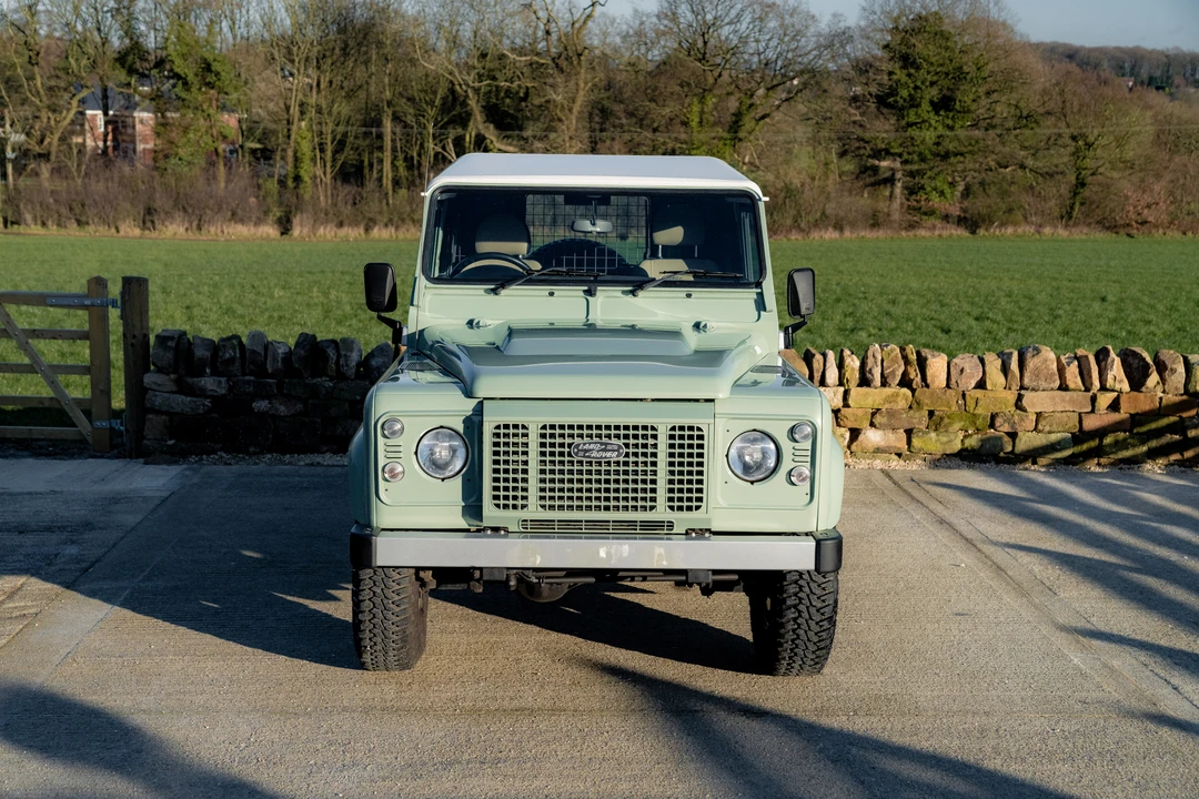 2015 Land Rover Defender 90 - Image 10 of 31