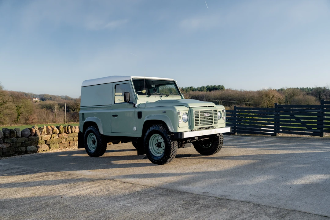 2015 Land Rover Defender 90 - Image 11 of 31