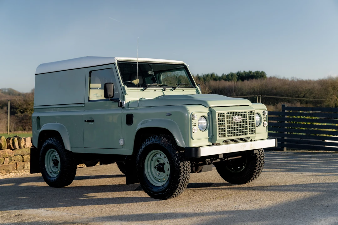 2015 Land Rover Defender 90 - Image 12 of 31