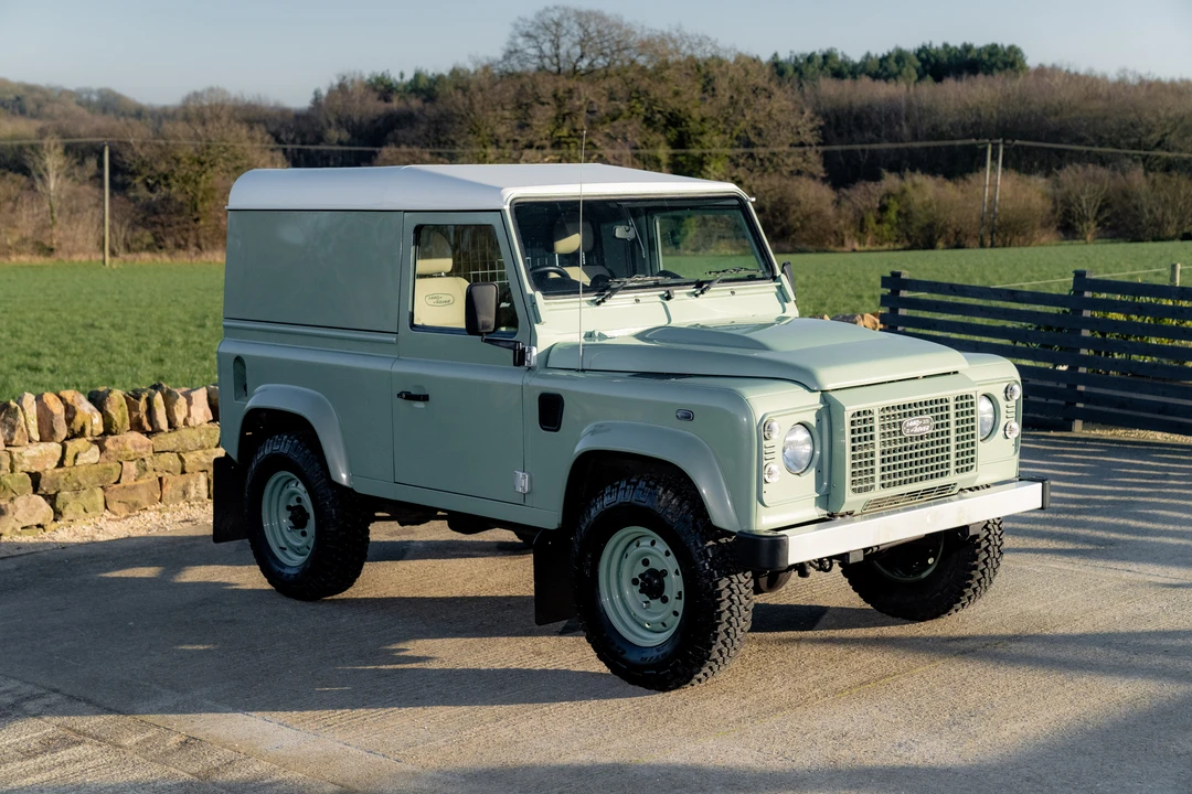 2015 Land Rover Defender 90 - Image 3 of 31