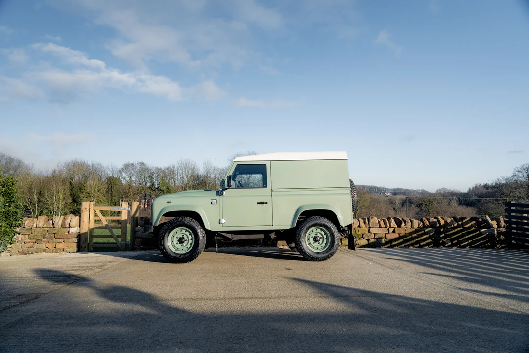 2015 Land Rover Defender 90 - Image 13 of 31