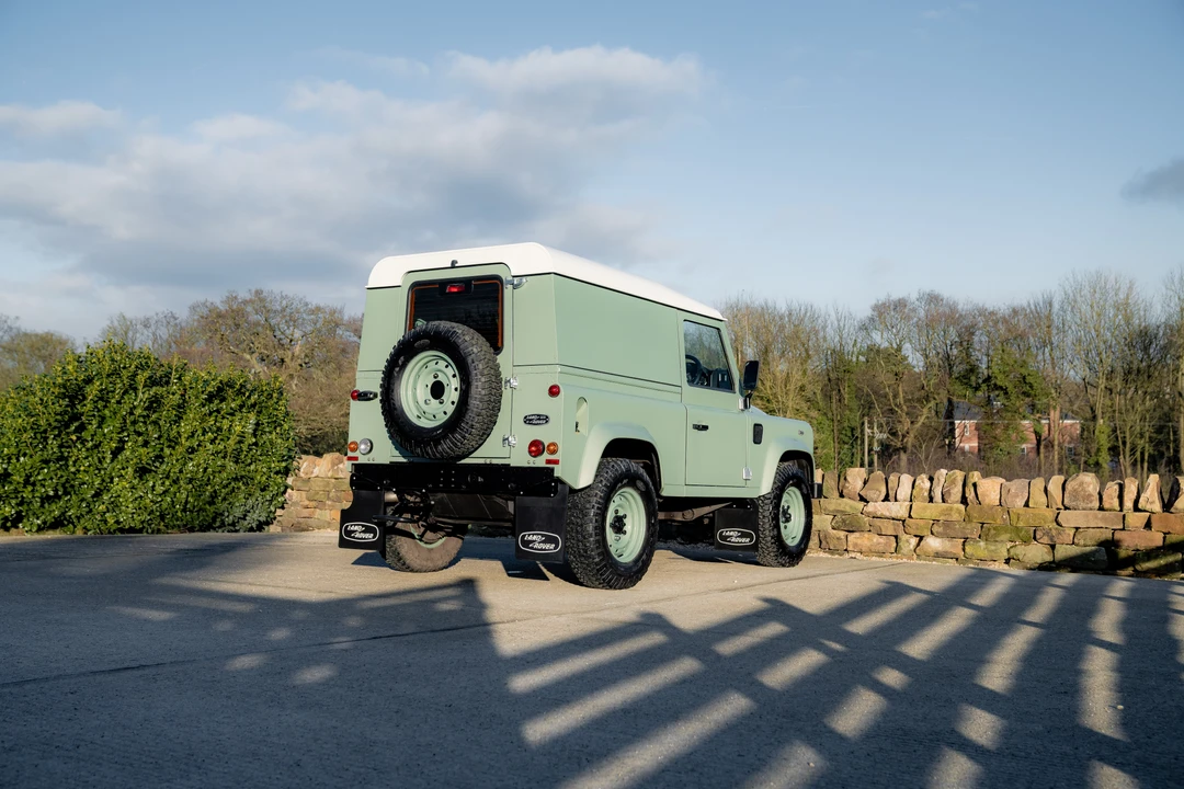 2015 Land Rover Defender 90 - Image 14 of 31