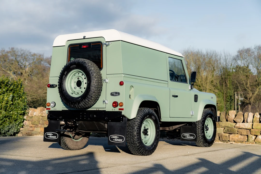2015 Land Rover Defender 90 - Image 5 of 31