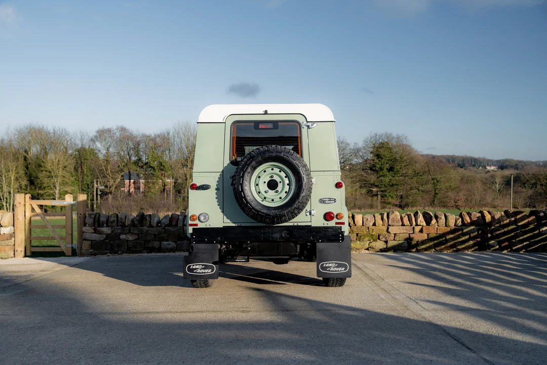 2015 Land Rover Defender 90 - Image 15 of 31