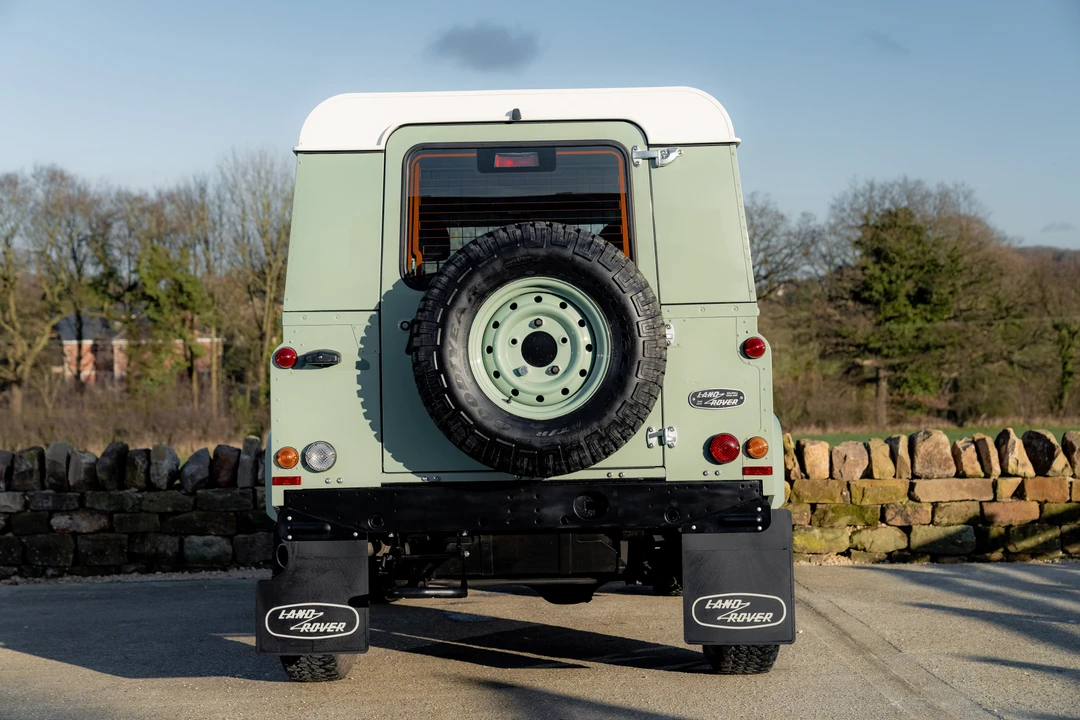 2015 Land Rover Defender 90 - Image 6 of 31
