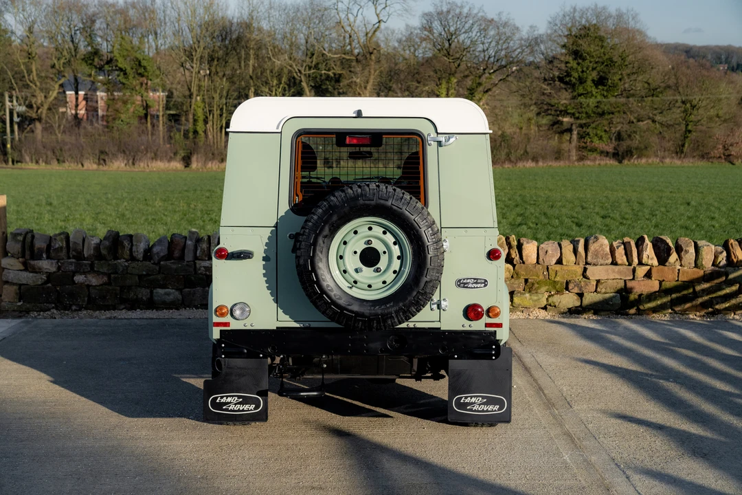 2015 Land Rover Defender 90 - Image 16 of 31